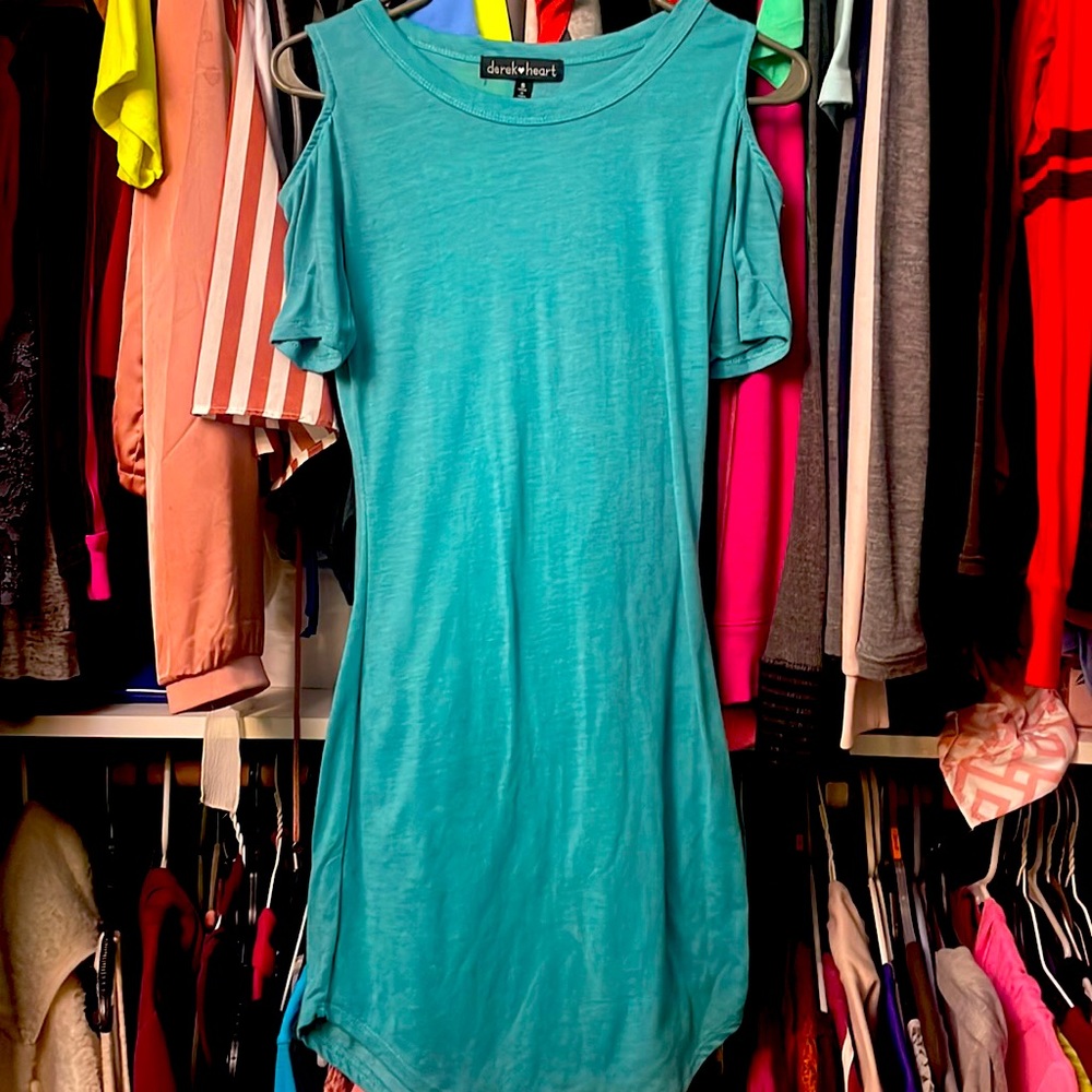 knee lengh dress, cut sholder sleeves ,blue, brand is derek hearts